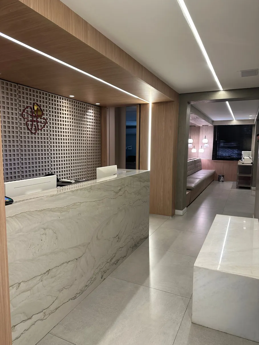 Projetos comerciais. Balcão de recepção em mármore branco.