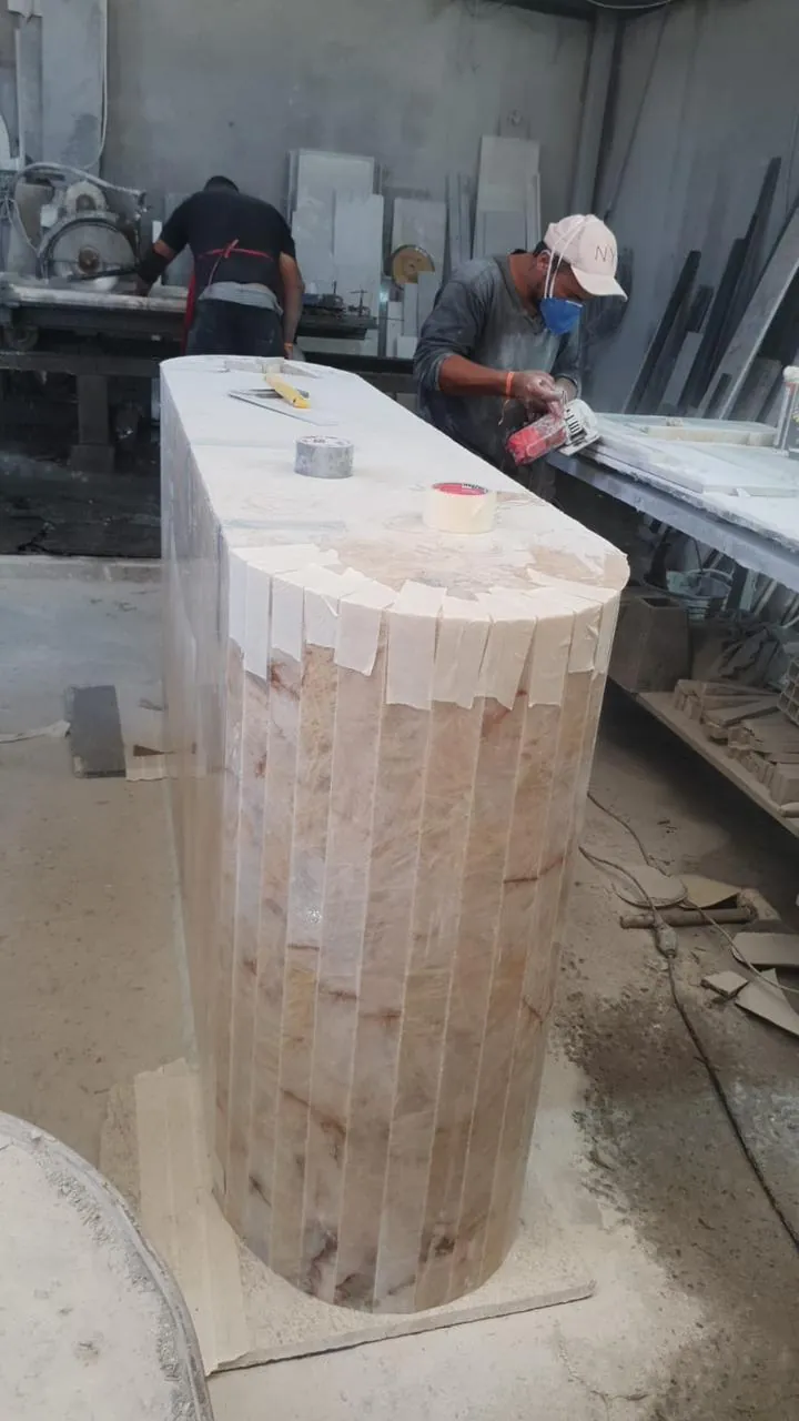 Balcão cilíndrico. A peça sendo montada e polida antes de ir para a obra.